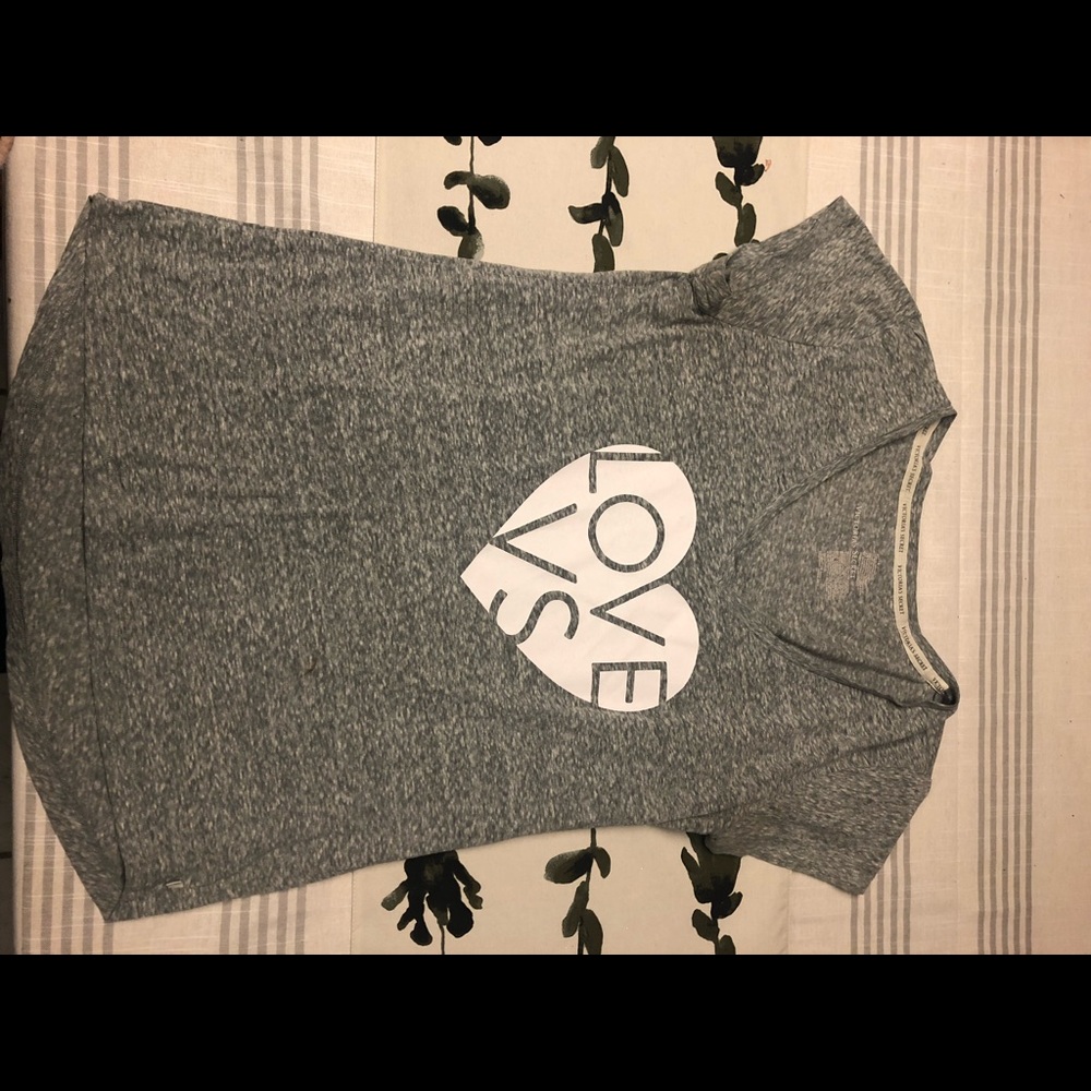 🖤VS Love Pink V- Neck Tee🖤